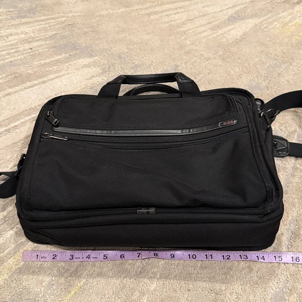 Tumi Laptop Briefcase Messenger Bag Black in EUC plenty of pockets and storage